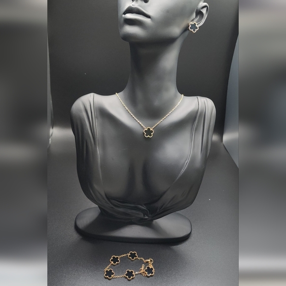 Gold and Black Flower Pendant Necklace - Picture 6 of 8